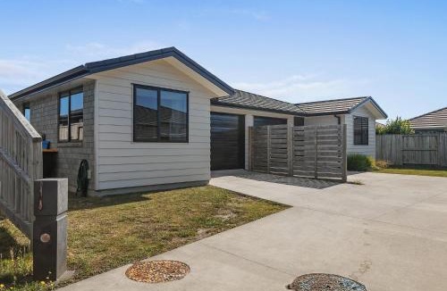 Papamoa Beach House | Coastal Chic - Papamoa Holiday Home