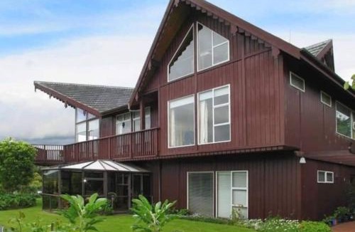 Tawa House | Eclectic 70s Mansion