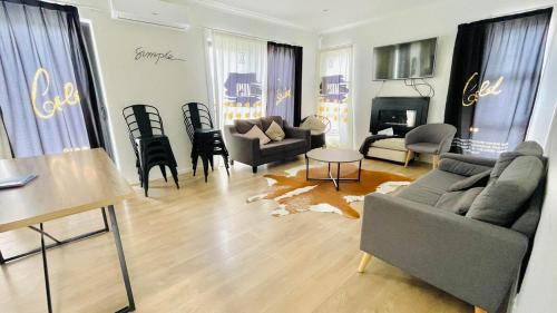 Hamilton Villa | Entire 5Bedroom house close to school,supermarket and shopping center