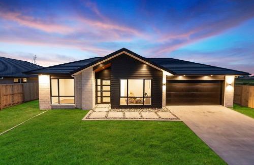 Hamilton Villa | Entire 5Bedroom house close to school,supermarket and shopping center