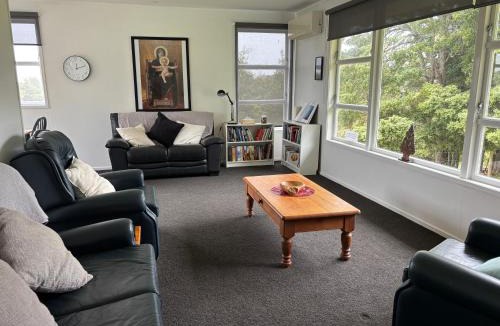 Taheke House | Saint Karas Retreat Cottage
