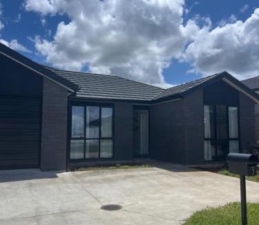 Pukekohe House | Room in a family home
