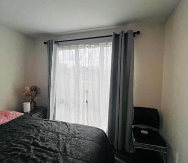 Pukekohe House | Room in a family home