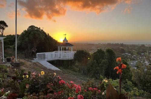 Paraparaumu Bed & Breakfast | Charming homely Cherry Villa B&B with a panorama view