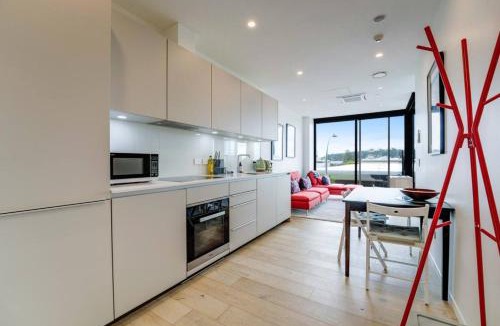 Grey Lynn Apartment | Modern Abode with Aircon & Balcony near Ponsonby