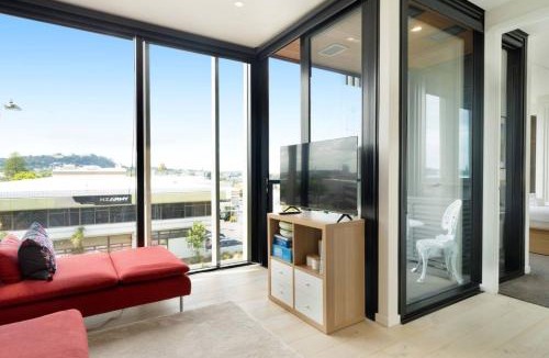 Grey Lynn Apartment | Modern Abode with Aircon & Balcony near Ponsonby