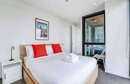 Grey Lynn Apartment | Modern Abode with Aircon & Balcony near Ponsonby
