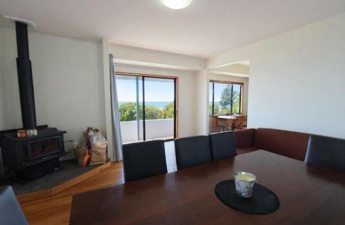 Collingwood House | Ocean Views Across the Beach in Collingwood