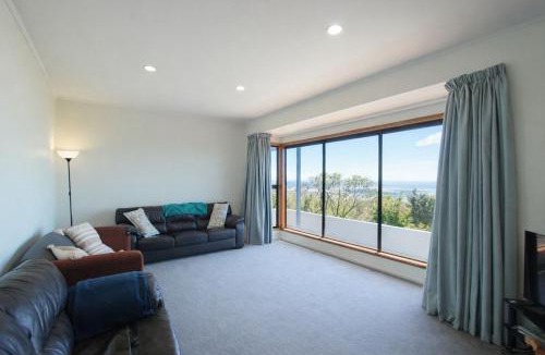 Collingwood House | Ocean Views Across the Beach in Collingwood