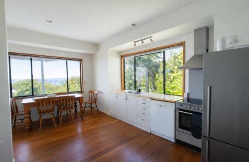 Collingwood House | Ocean Views Across the Beach in Collingwood