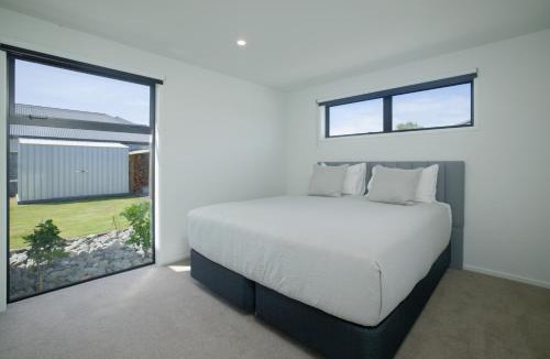 Kaikoura House | Ocean Ridge Retreat - Opposite Hole 13!