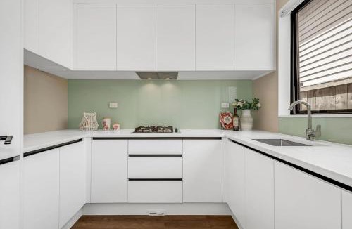 Flat Bush House | Alluvial New Build - Huge Backyard & Deck, 6 Baths
