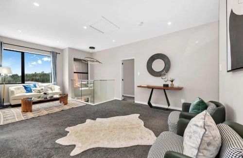 Flat Bush House | Alluvial New Build - Huge Backyard & Deck, 6 Baths