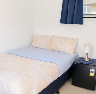 Hamilton East Ski Chalet | Cozy Cabin with Covered Deck Near Hamilton Garden, CBD and Waikato Hospital