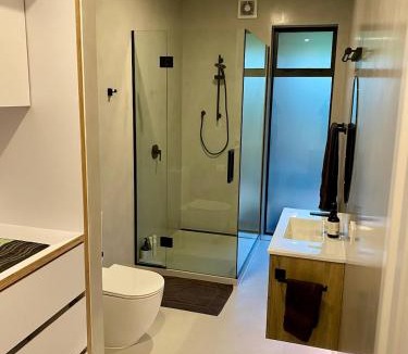 Raglan House | Nestled in Nature 3 Bedroom Home Spa Pool & Sauna & Pilates Studio
