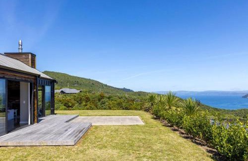 Kinloch House | Loch Eagles Retreat with stunning views overlooking Lake Taupo