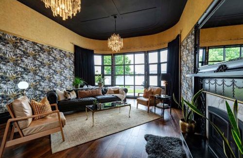 Hawera Bed & Breakfast | The Deco Retreat