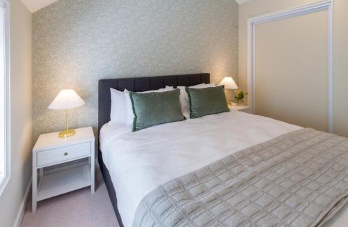 Christchurch City Centre Apartment | Charming 2 Bedroom Rose Cottage with Parking