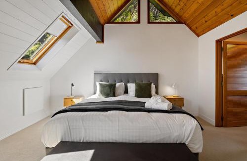 Whitianga Villa | The Black Chalet