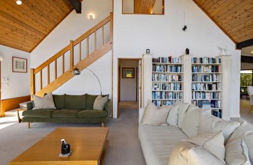 Whitianga Villa | The Black Chalet