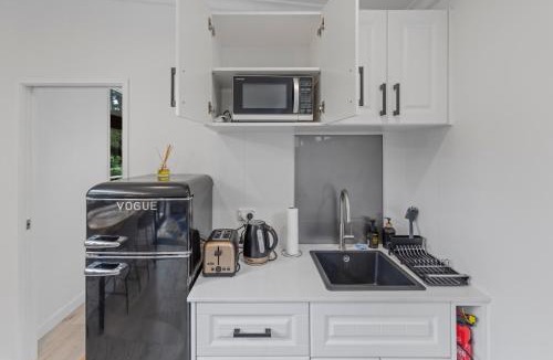 New Plymouth Apartment | Treehouse Retreat Close to Pukekura Park
