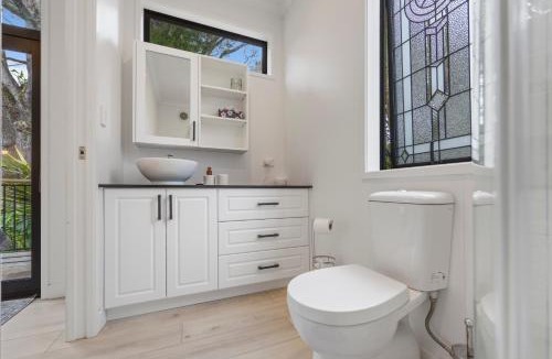 New Plymouth Apartment | Treehouse Retreat Close to Pukekura Park