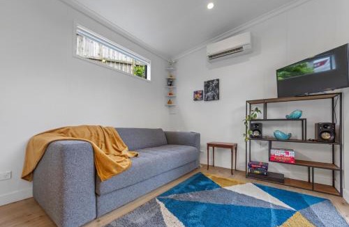 New Plymouth Apartment | Treehouse Retreat Close to Pukekura Park