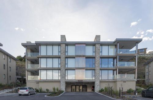 Wanaka Apartment | Azure Luxe Lakeside Retreat with pool, spa and gym