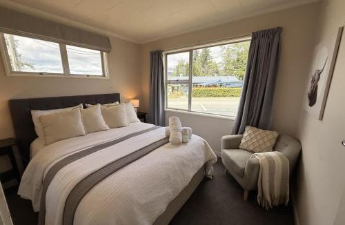Twizel House | Mackenzie Mews Twizel Retreat - Walk to Town, Wi-Fi, Sleeps 6, Pets Ok