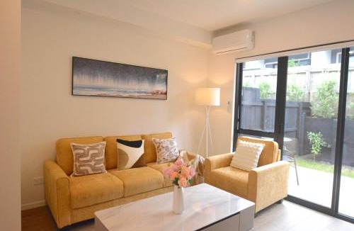 Glen Eden Villa | New Secure 3BR Townhouse & Gated & Parking & CCTV