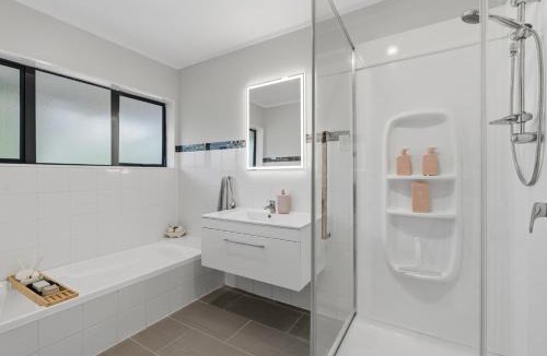 Helensville House | Clay Cottage