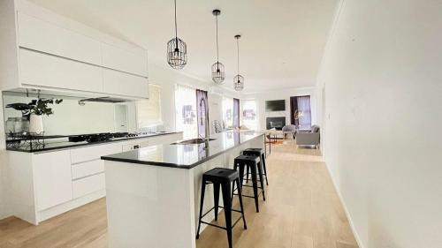 Hamilton Villa | Entire 5Bedroom house close to school,supermarket and shopping center