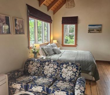 Hokitika Apartment | The Blackhouse Cottage
