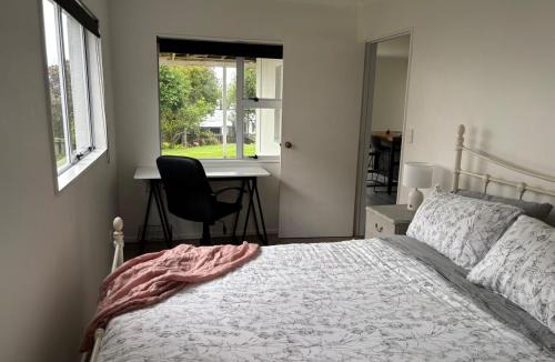 Army Bay Apartment | Coastal Guest Suite near Fishermans Cove