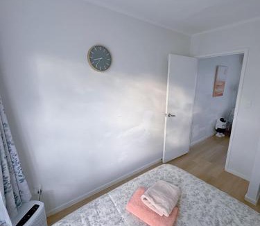 Mount Eden Apartment | Bright Eden Park two bed townhouse private parking