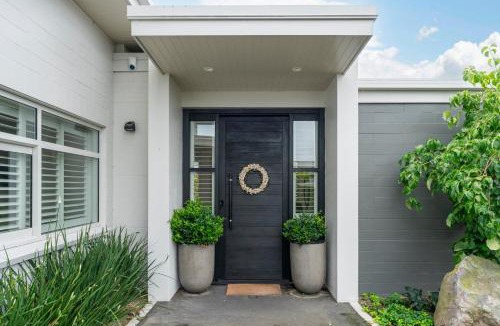 Rainbow Point House | Lakefront Kuiwai - Taupo