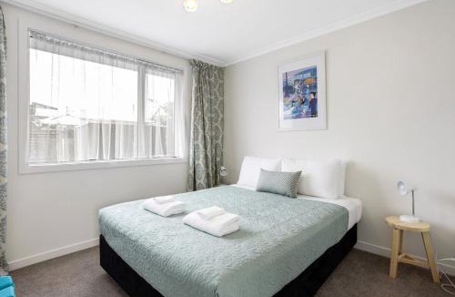 St. Clair Apartment | Retro Retreat | Walk to St Clair Beach