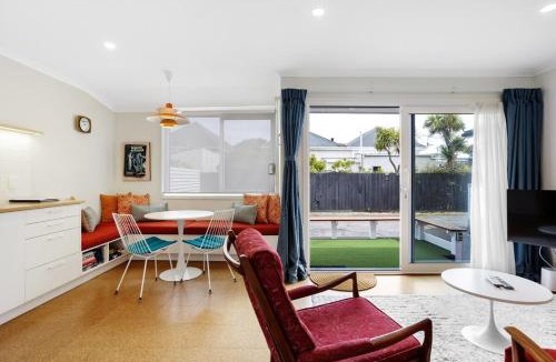 St. Clair Apartment | Retro Retreat | Walk to St Clair Beach