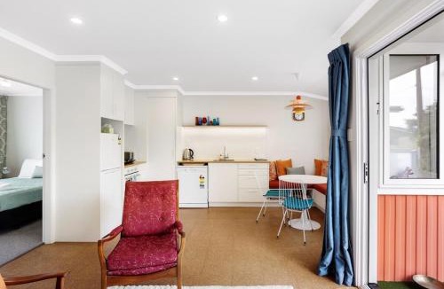 St. Clair Apartment | Retro Retreat | Walk to St Clair Beach