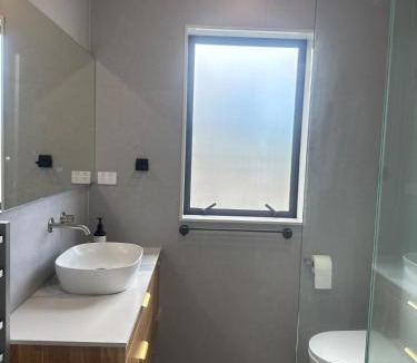 Takapuna Apartment | Modern Private 2BR Unit in Takapuna