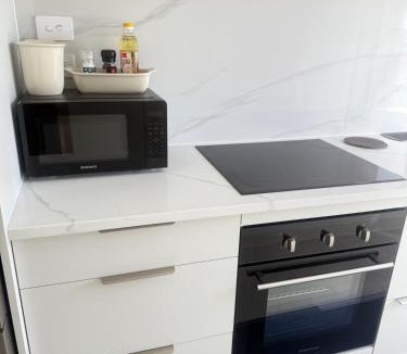 Takapuna Apartment | Modern Private 2BR Unit in Takapuna