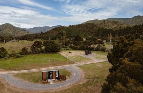 Kennedy Bay House | Omoho Stream X by Tiny Away