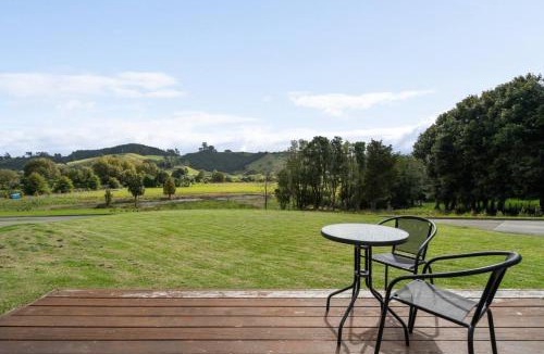 Tauriko House | Cosy Tauranga River Cottage with Rural Outlook