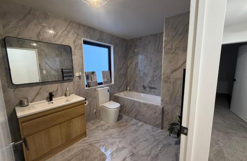 Karaka House | Stylish Retreat - Modern Comfort & Relaxing Stay