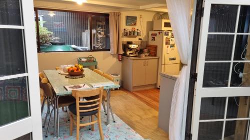 Raglan House | Raglan West Retro Beach Vibe Accommodation