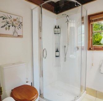 Arthur's Point House | Cosy 3BR Alpine Chalet Near Queenstown, Fireplace, Family-Friendly and Minutes to Skiing