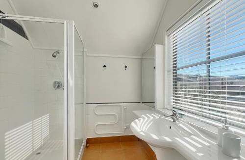 Akaroa Apartment | 1-Bedroom Retreat with Spa Bath & Harbour Outlook