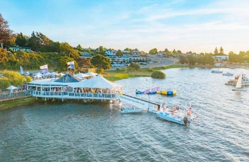 Richmond Heights House | HA 6Bdr Family Haven Walk to Lake,Shops,Boatramp