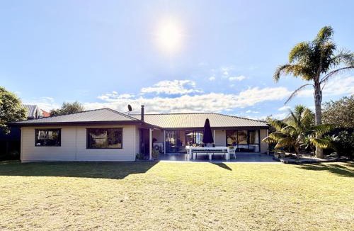 Pauanui House | Hosts on the Coast Pauanui Parkside Retreat