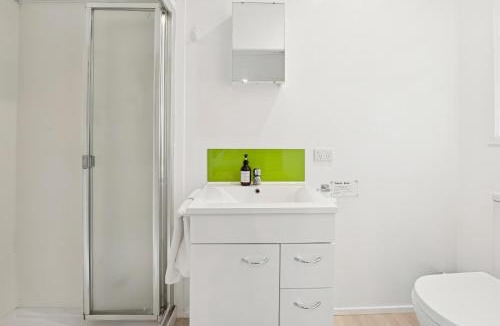 Waitahanui House | Bellbird Cottage - Lake Taupo Bach